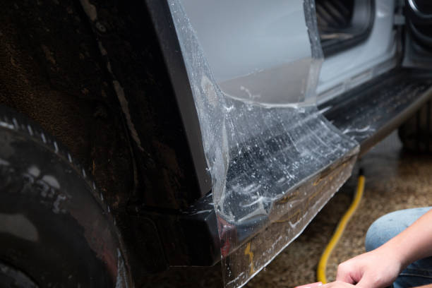 istock Installing a protective film on the car. 1501906108