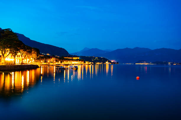 lago di como, lenno, in serata. - lenno foto e immagini stock