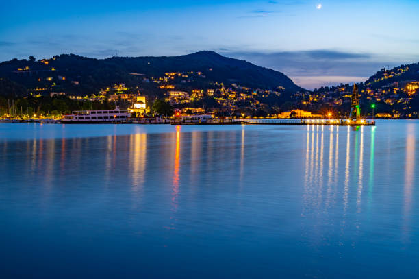 istock Como lakefront and the breakwater at night. 1501950970