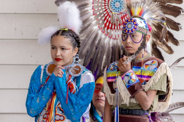 пара молодых талантов из числа коренных народов, одетых в красочную традиционную одежду. национальный день семьи коренных народов и военно - inuit culture стоковые фото и изображения