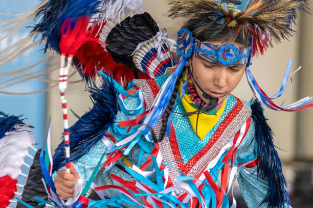 uno scatto medio di un giovane indigeno che mostra i suoi abiti tradizionali che indossano abiti tradizionali colorati. giornata nazionale della famiglia indigena e pow wow. consapevolezza aborigena - first nations dancing aboriginal pow wow foto e immagini stock