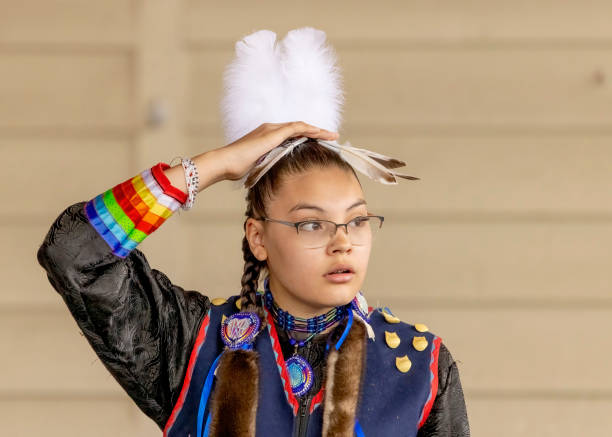 uno scatto medio di una donna indigena che indossa un abito tradizionale nero. giornata nazionale della famiglia indigena e pow wow. settimana della consapevolezza aborigena. - first nations dancing aboriginal pow wow foto e immagini stock