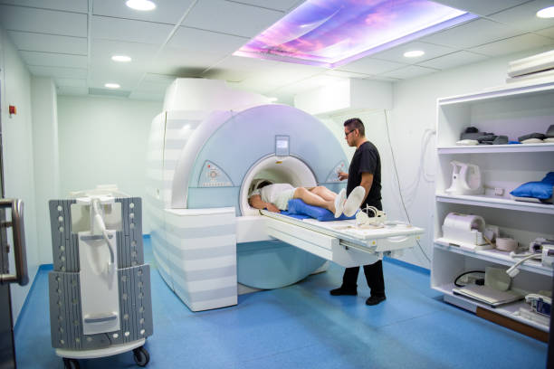 mri 검사를 받는 환자 - mri scanner mri scan radiation cancer 뉴스 사진 이미지