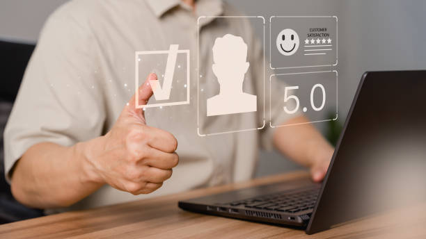 Customer man are touching the virtual screen on the happy smile face icon to give satisfaction in service. Opinion rating very impressed. Assessment testimonial customer service and feedback concept. el hombre del cliente está tocando la pantalla virtual en el icono de la cara de sonrisa feliz para dar satisfacción en el servicio. calificación de opinión muy impresionada. evaluación testimonial de servicio al cliente y concepto de retroalimentaci�