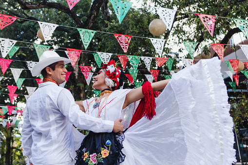 Pareja latina de bailarines vestidos con trajes tradicionales mexicanos de Veracruz México América Latina, jóvenes hispanos en el día de la independencia o desfile del cinco de mayo o festival cultural photo