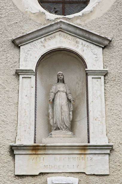 istock Votive niches, oratories and statues 1502130102