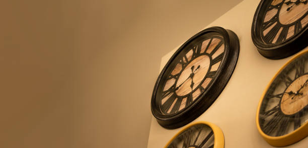 koncepcja czasu, kilka zegarków. zegary pokazujące inny czas na jednolitym tle - clock wall clock face clock hand zdjęcia i obrazy z banku zdjęć