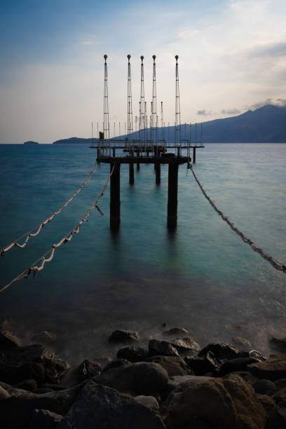 luci di atterraggio della pista nella baia di subic, filippine - subic foto e immagini stock