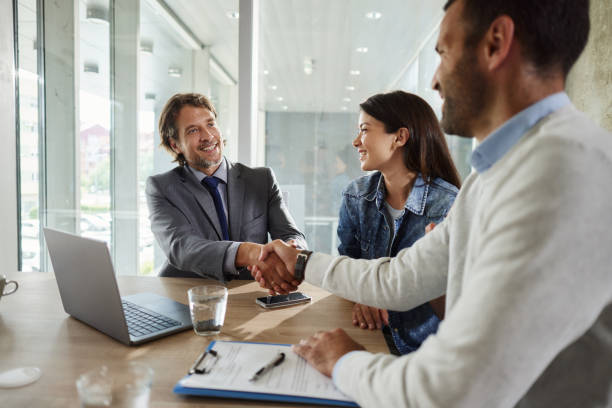 私たちは取引を持っています! - business relationship handshake business meeting ストックフォトと画像