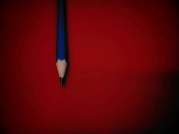 sharpie crayon bleu sur fond rouge foncé - sharpie photos et images de collection
