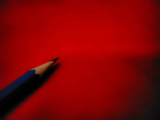 sharpie crayon bleu sur fond rouge foncé - sharpie photos et images de collection