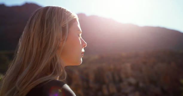 Hiking, peace and freedom with woman in nature for environment, mental health and mindset. Sunrise, morning and wellness with female person in outdoors for breathing, spiritual and mindfulness senderismo, paz y libertad con la mujer en la naturaleza para el medio ambiente, la salud mental y la mentalidad. amanecer, mañana y bienestar con la persona femenina al aire libre para la respiración, la espiritualidad y la atención plena
