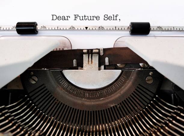 vintage typewriter with type text dear future self, a letter to convey message to future you. specific goals to achieve, follow up on bucket list items or declare important affirmation - turning point imagens e fotografias de stock