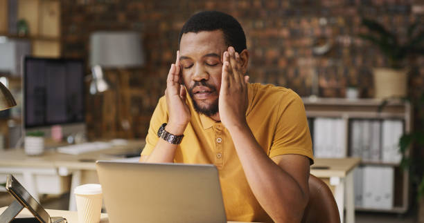 mal di testa, stress e uomo nero con laptop di notte con ansia, problema tecnico del pc o scadenza fallire. burnout, scrittore africano stanco e frustrato con un'emicrania da lavorare fino a tardi su un progetto su un computer - problems computer pc frustration foto e immagini stock