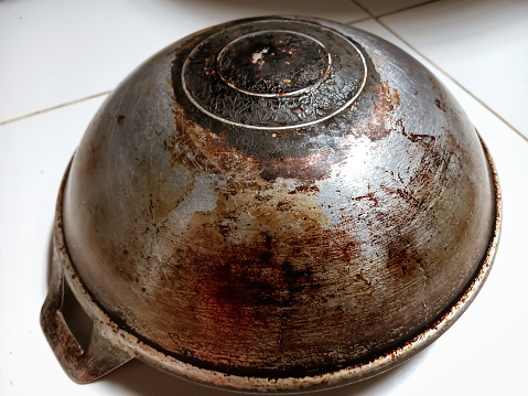 A frying pan.