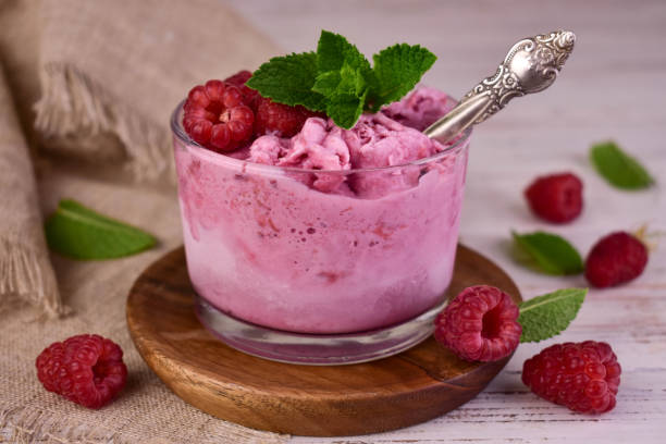 crème glacée à la framboise dans un verre avec des framboises fraîches. gros plan. - raspberry ice cream close up fruit mint photos et images de collection