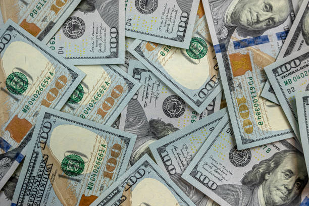 검은 배경에 100개의 새로운 미국 달러 지폐 - 통화 뉴스 사진 이미지