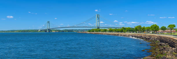 verrazano-narrows bridge 및 new york harbor bank는 미국 뉴욕시의 바위로 강화되었습니다. - staten island new york harbor sea harbor 뉴스 사진 이미지