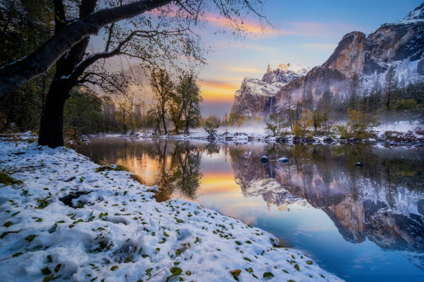 ヨセミテバレー、ヨセミテ国立公園、冬季のヨセミテ国立公園、カリフォルニア、米国。 - yosemite national park winter waterfall california ストックフォトと画像