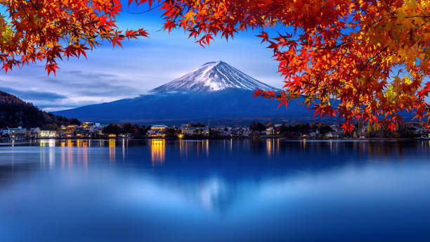 montagna fuji e lago kawaguchiko al mattino, autunno stagioni montagna fuji a yamanachi in giappone. - volcano lake blue sky autumn foto e immagini stock