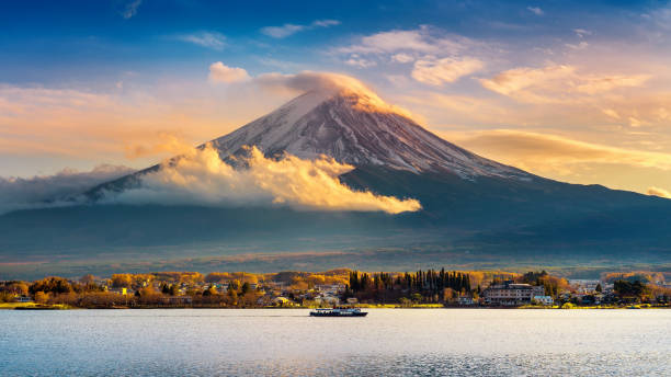 후 지 산 그리고 일본에서 yamanachi에서 일몰가 시즌 후 지 산에서 가와구치 코 호수. - volcano lake blue sky autumn 뉴스 사진 이미지