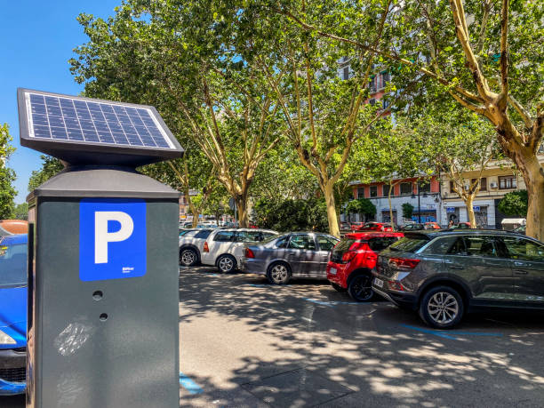 市内の車用駐車スペース - car stationary blue sky ストックフォトと画像