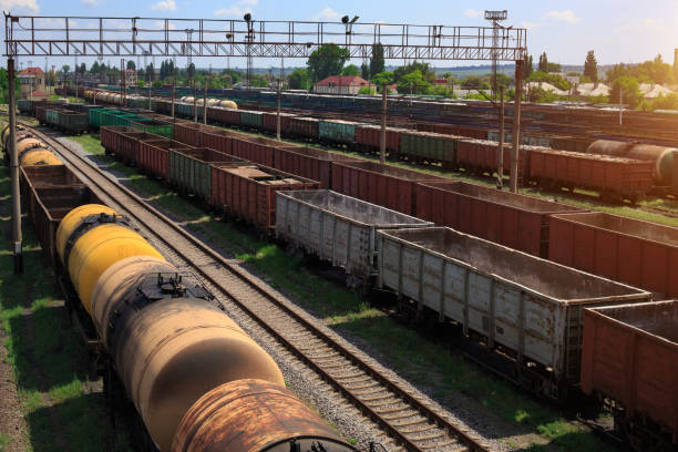 Freight trains on city cargo terminal. Railways in train parking. Arain arrived at the station. Cargo train platform with freight train container at depot in port use for export logistics background. trenes de carga en la terminal de carga de la ciudad. ferrocarriles en el aparcamiento del tren. arain llegó a la estación. plataforma de tren de carga con contenedor de tren de carga en depósito en uso portuario para la logística de exportación.