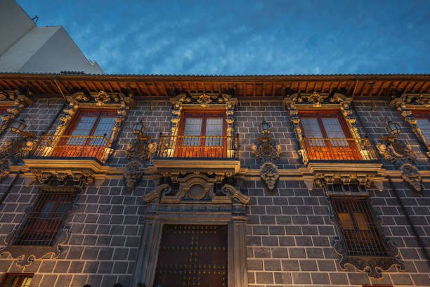 madrasa palace (palacio de la madraza) at night - 그라나다, 안달루시아, 스페인 - 그라나다 대학교 뉴스 사진 이미지