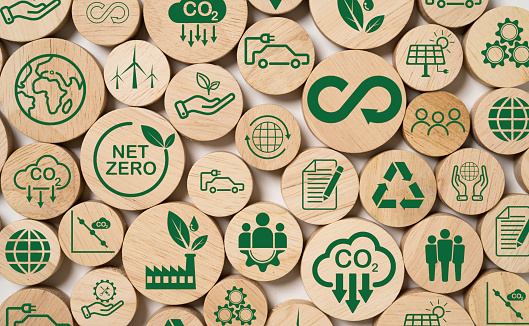 infinito y los iconos del entorno de la economía empresarial circular imprimen la pantalla en madera para el futuro crecimiento sostenible de la inversión y reducir el concepto de contaminación ambiental. photo