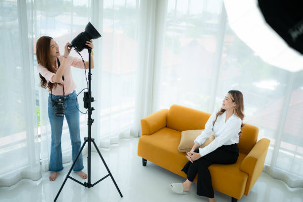 hermosa mujer asiática vlogger y blogger grabando video para contenido de redes sociales en vivo en casa. - home video camera women videographer digital video camera fotografías e imágenes de stock