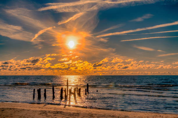 クルゼメの海岸線。 - beach sunrise waterbreak sea ストックフォトと画像