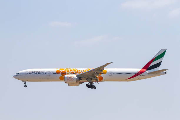 boeing 777-31her avión de emirates (reg a6-enm) con expo 2020 opportunity livery aterrizando en el aeropuerto internacional de tan son nhat, vietnam. - flag of the emirates fotografías e imágenes de stock
