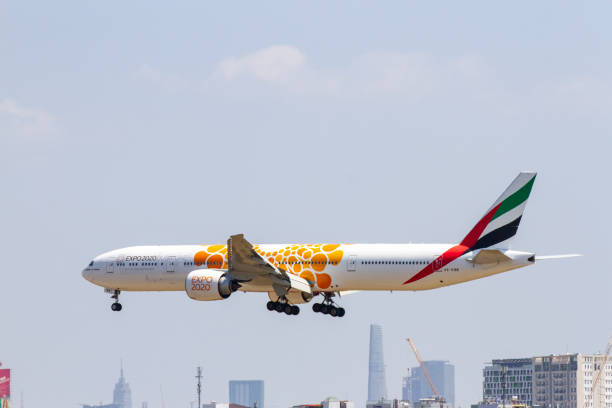 boeing 777-31her avión de emirates (reg a6-enm) con expo 2020 opportunity livery aterrizando en el aeropuerto internacional de tan son nhat, vietnam. - flag of the emirates fotografías e imágenes de stock