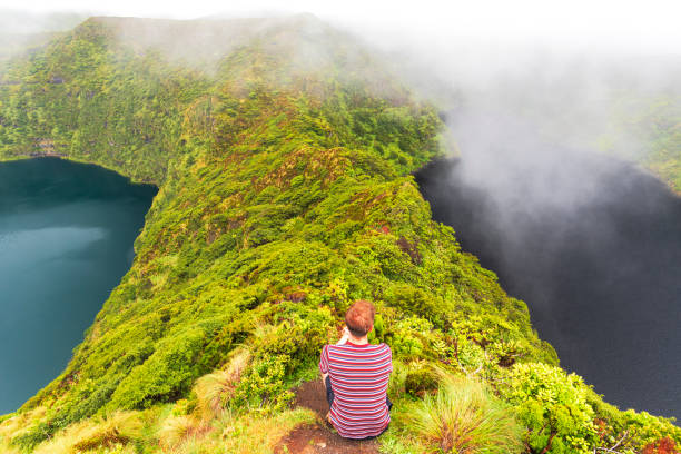 uomo che gode della vista dalla cima di una caldera, isola di flores, azzorre - flores man foto e immagini stock