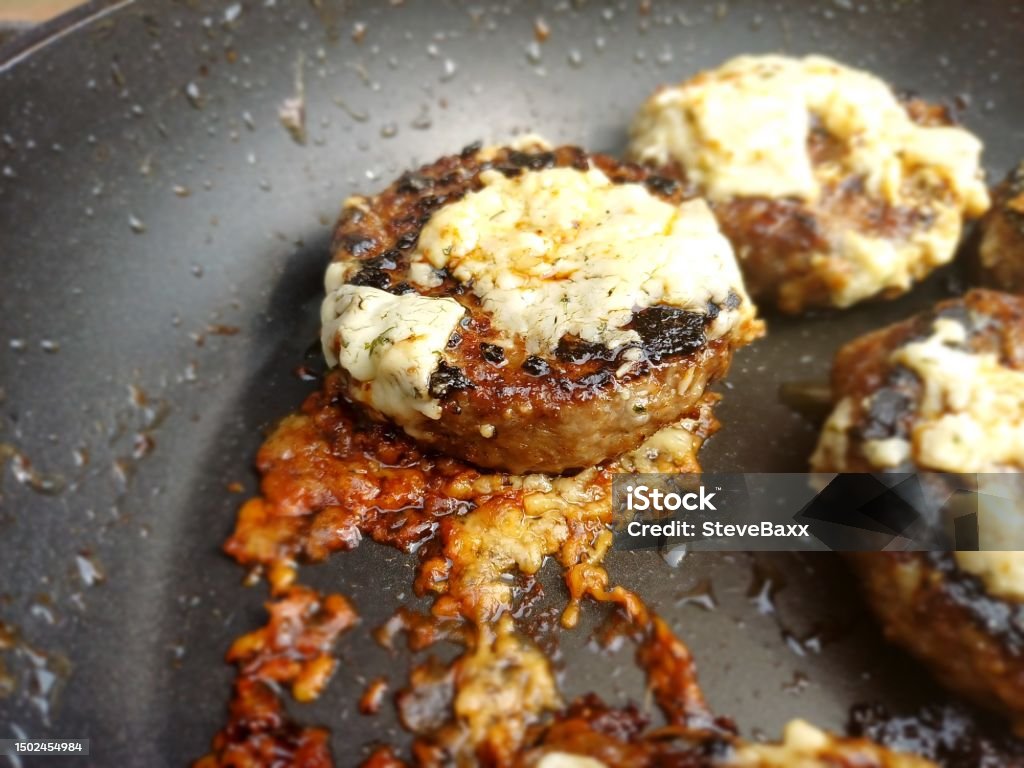달라붙지 않는 팬에 절인 양파와 골파 체다 치즈를 곁들인 촉매 양파 쇠고기 버거 0명에 대한 스톡 사진 및 기타 이미지 - 0명 ...
