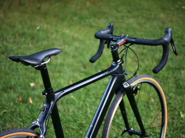 black bike with grass background (cyclo cross carbon bike) - aero imagens e fotografias de stock