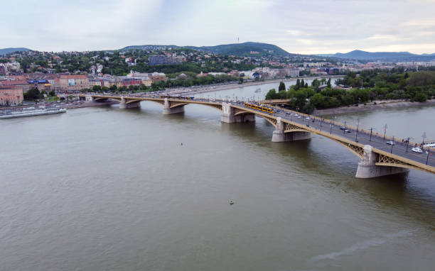 punto de vista del dron en el puente margit en budapest - margit bridge fotos fotografías e imágenes de stock