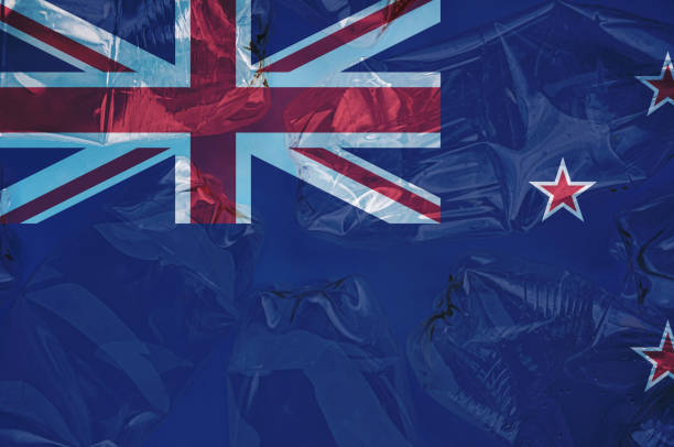 New Zealand flag is shown on the plastic bottles. Ecology concept with environmental pollution from household and industrial waste. Concept of stopping plastic pollution. Ban disposable products. la bandera de nueva zelanda se muestra en las botellas de plástico. concepto ecológico con contaminación ambiental por residuos domésticos e industriales. concepto de detener la contaminación plástica. prohibir los productos desechables.