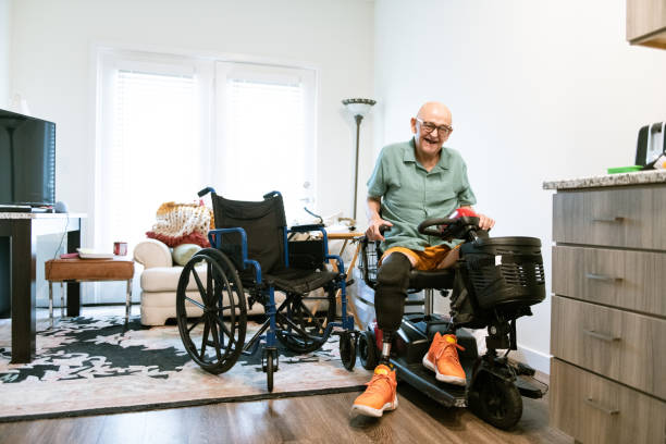 niepełnosprawny starszy mężczyzna siedzący na skuterze w przystępnych cenowo mieszkaniach - cenowo zdjęcia i obrazy z banku zdjęć