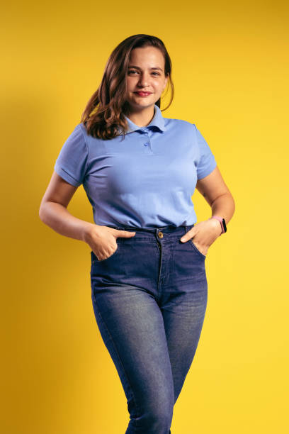 ritratto di una donna brasiliana, che indossa una polo e jeans, con le mani nelle tasche dei pantaloni, guardando la macchina fotografica - belém - pará - brasile - polo shirt flash foto e immagini stock