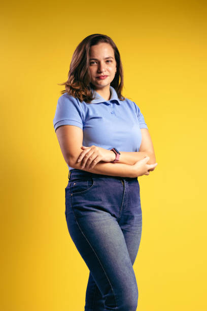 ritratto di una donna brasiliana, che indossa una polo e jeans, braccia incrociate guardando la macchina fotografica - belém - pará - brasile - polo shirt flash foto e immagini stock