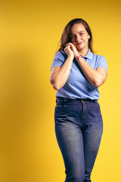 ritratto di una donna brasiliana, che indossa una polo e jeans, con le mani unite che si toccano il viso, guardando la macchina fotografica - belém - pará - brasile - polo shirt flash foto e immagini stock