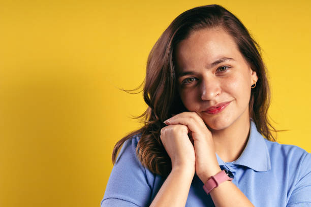 ritratto di una donna brasiliana, che indossa una polo e jeans, con le mani unite che si toccano il viso, guardando la macchina fotografica, primo piano sul suo viso - belém - pará - brasile - polo shirt flash foto e immagini stock