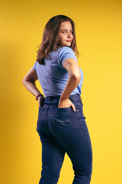 ritratto di una donna brasiliana, che indossa una polo e jeans, parzialmente con le spalle alla macchina fotografica, con le mani nella tasca posteriore - belém - pará - brasile - polo shirt flash foto e immagini stock