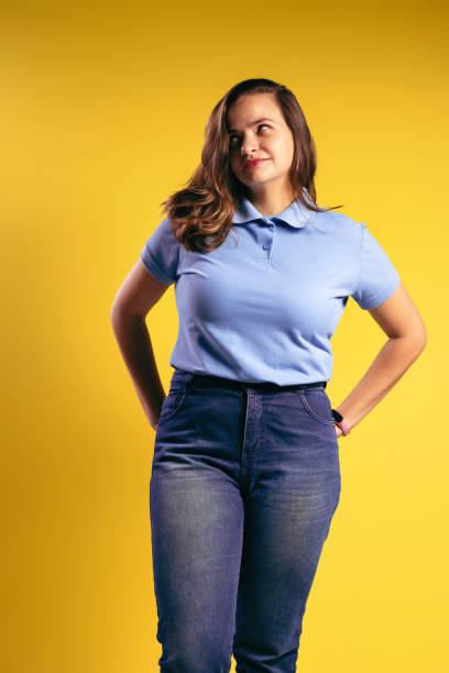 ritratto di una donna brasiliana, che indossa una polo e jeans, con le mani nella tasca posteriore e uno sguardo insoddisfatto - belém - pará - brasile - polo shirt flash foto e immagini stock