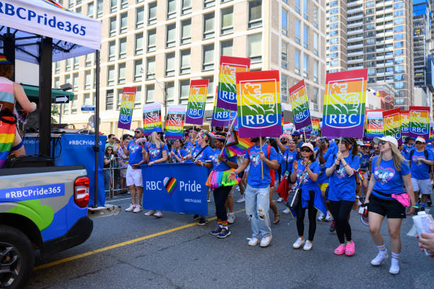 6月25日の2023プライドトロントパレードでのrbc(カナダロイヤルバンク)チーム - royal bank of canada ストックフォトと画像