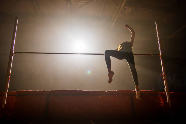 sportive silhouette entraînement saut en hauteur - track and field 30s adult athlete photos et images de collection