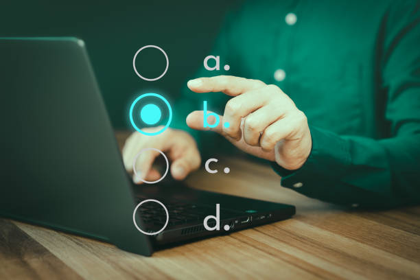 Adult man using a laptop tick correct sign mark for document approval and checklist planning concept. Take an assessment, evaluation, test, education, questionnaire, online survey online exam. hombre adulto usando una computadora portátil marque la marca de signo correcta para la aprobación de documentos y el concepto de planificación de la lista de verificación. tome una evaluación, evaluación, prueba, educación, cuestionario, examen en