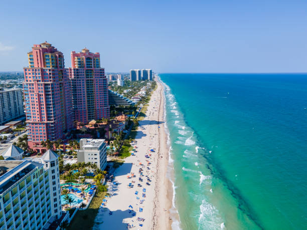 schöne luftaufnahmen der vororte miami - orlando - fort lauderdale und gebäude im sonnenuntergang - fort lauderdale aerial view city florida stock-fotos und bilder