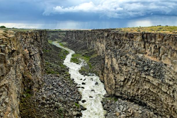 o rio malad atravessa o desfiladeiro de malad. - idaho waterfall natural landmark extreme terrain - fotografias e filmes do acervo
